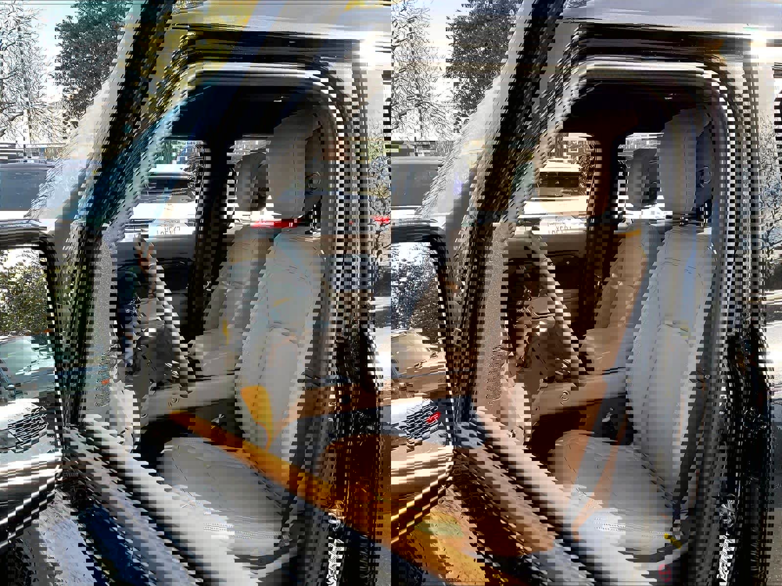 Used 2025 Land Rover Defender 130 X-Dynamic SE image 26