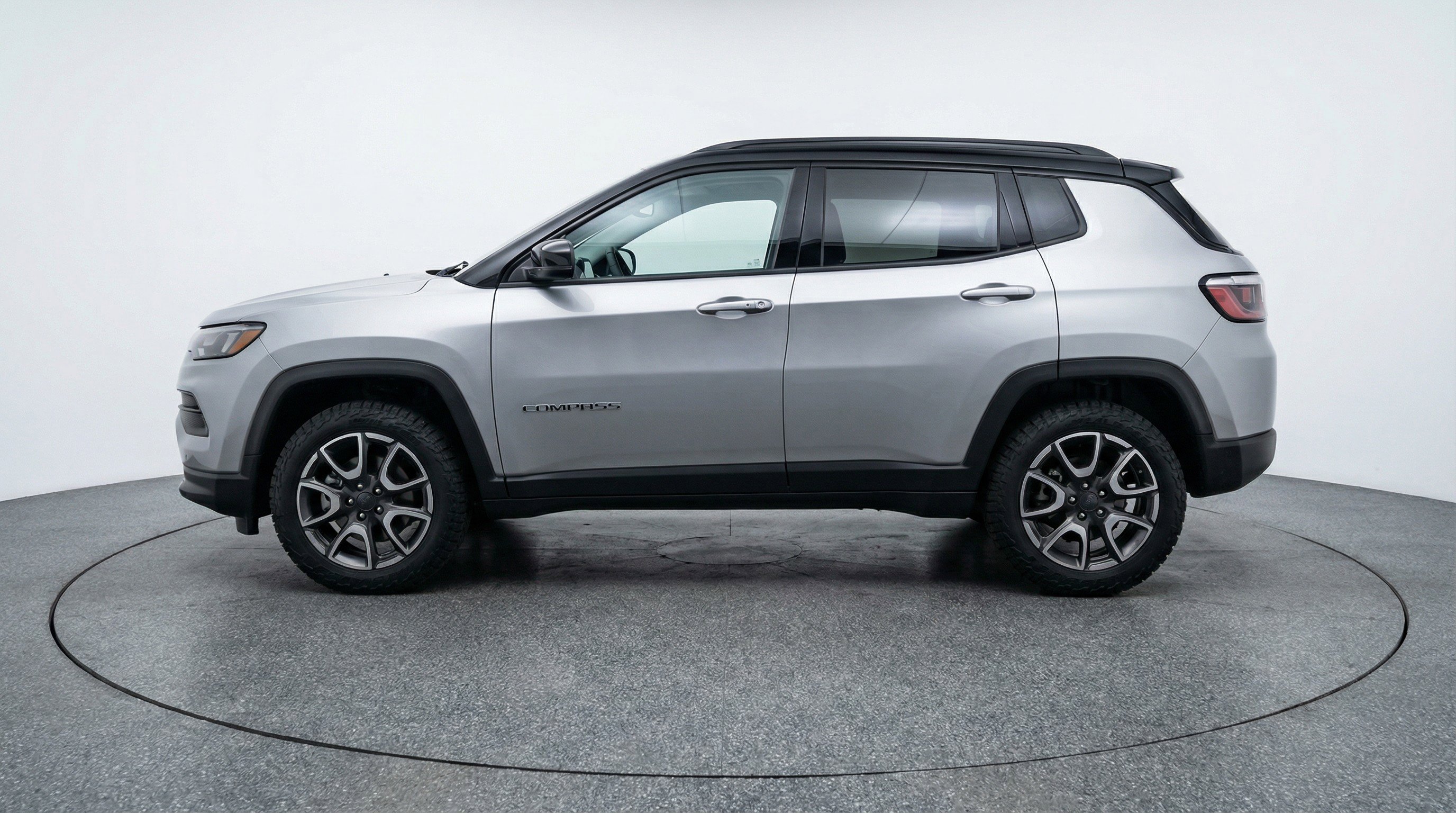 Used 2025 Jeep Compass Trailhawk AWD/4WD image 5