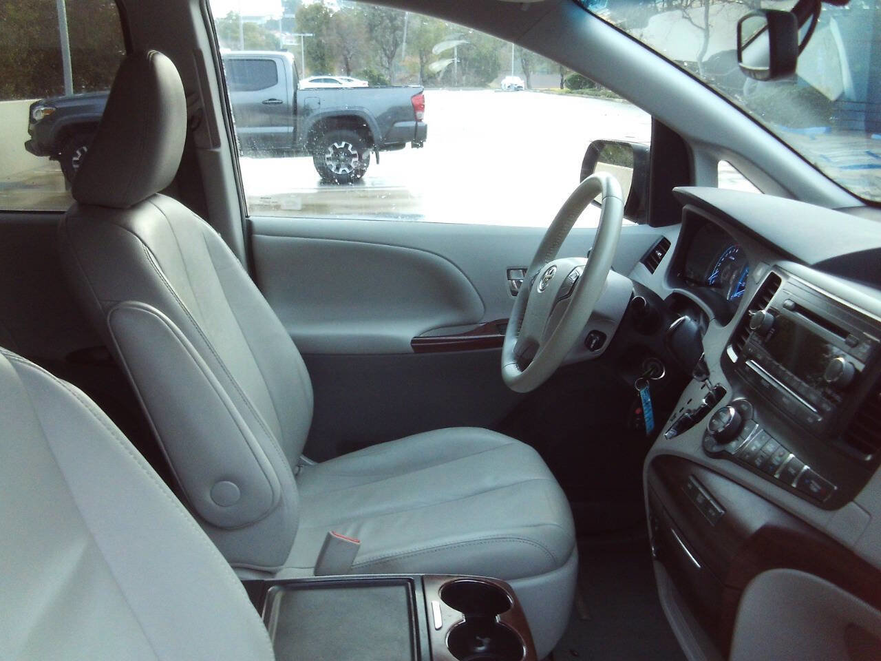 Used 2012 Toyota Sienna XLE image 26