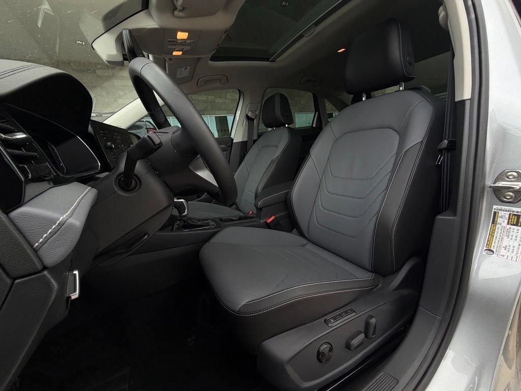 Used 2025 Volkswagen Jetta SEL FWD image 4