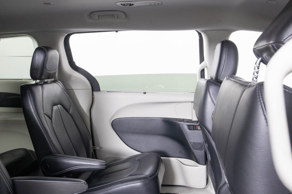 Used 2022 Chrysler Pacifica Touring-L image 13