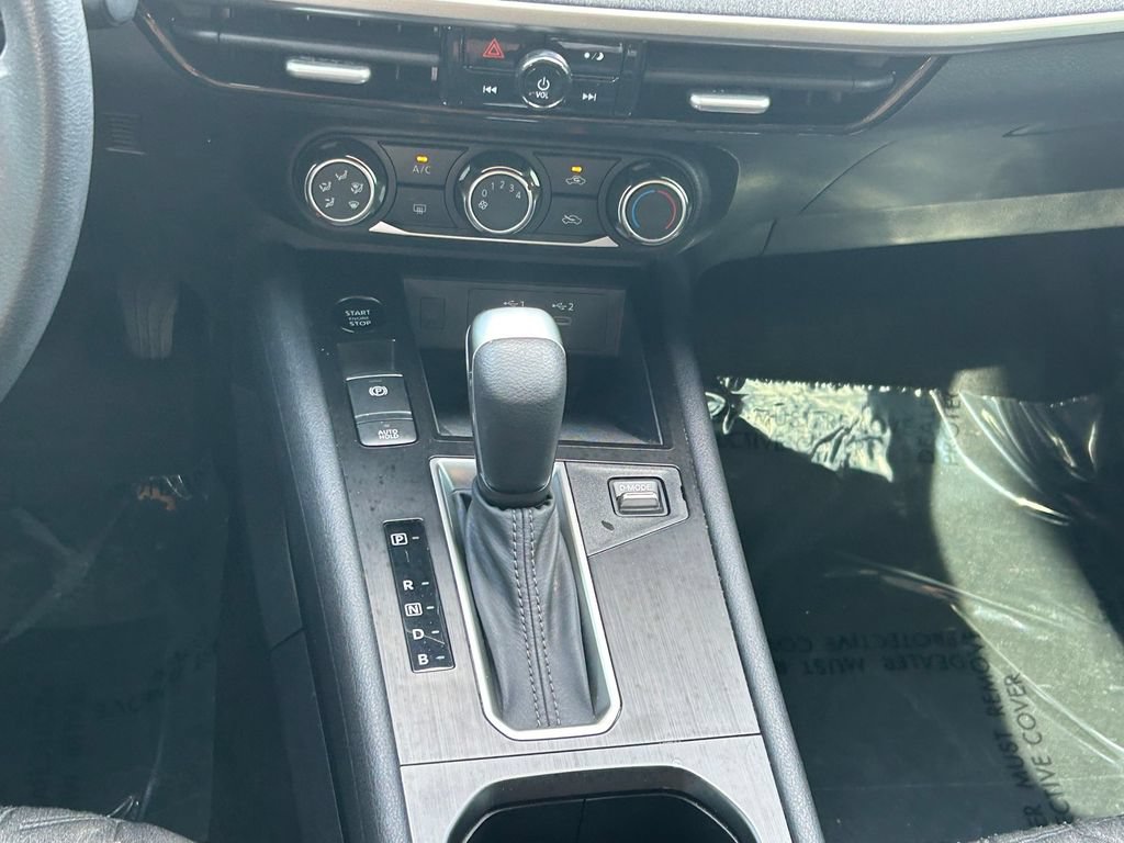 Used 2025 Nissan Kicks SV w/ Charging Package FWD image 19
