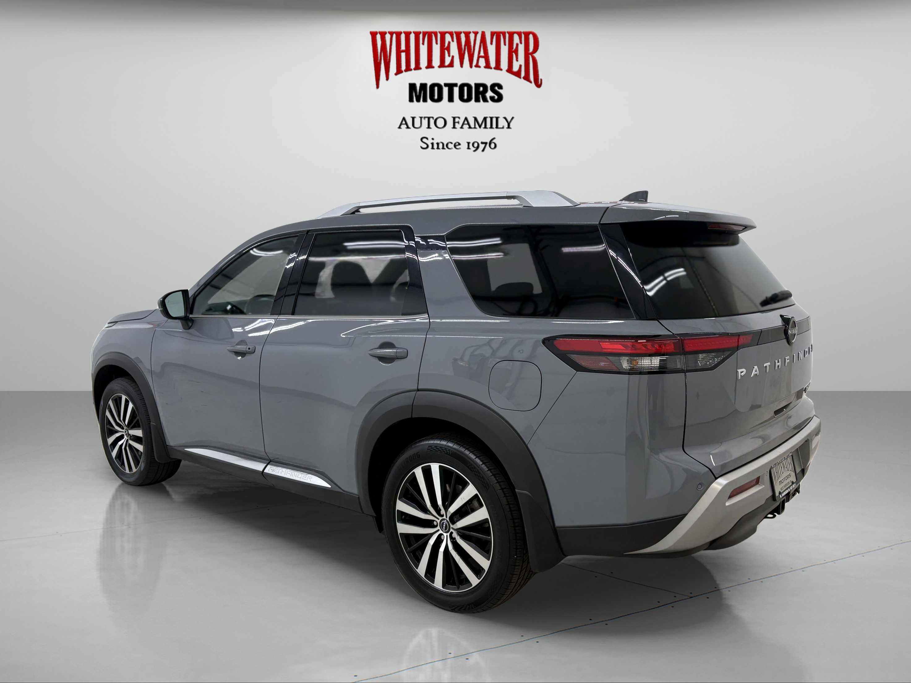 Used 2024 Nissan Pathfinder Platinum w/ Cargo Package AWD/4WD image 2