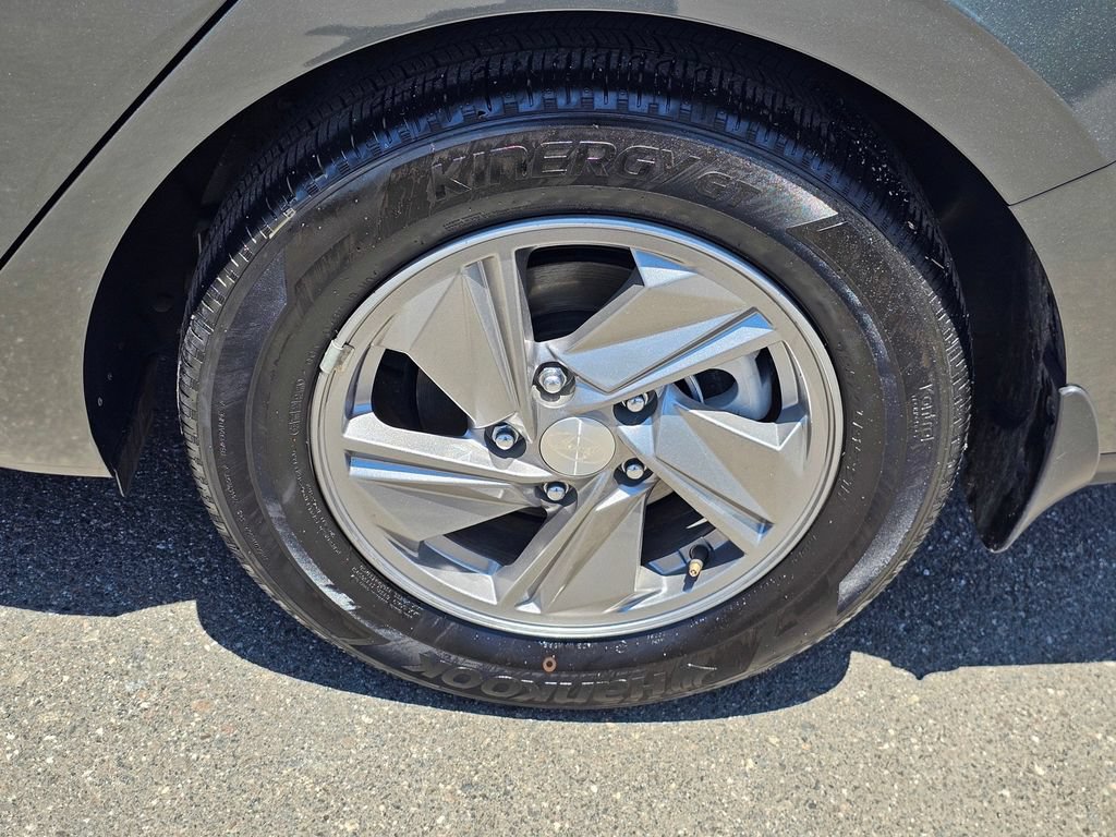 Certified 2025 Hyundai Elantra SE FWD image 9