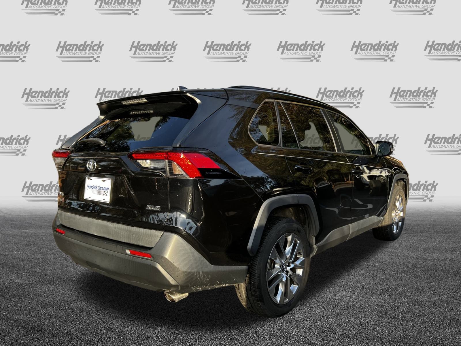 Used 2020 Toyota RAV4 XLE Premium image 9