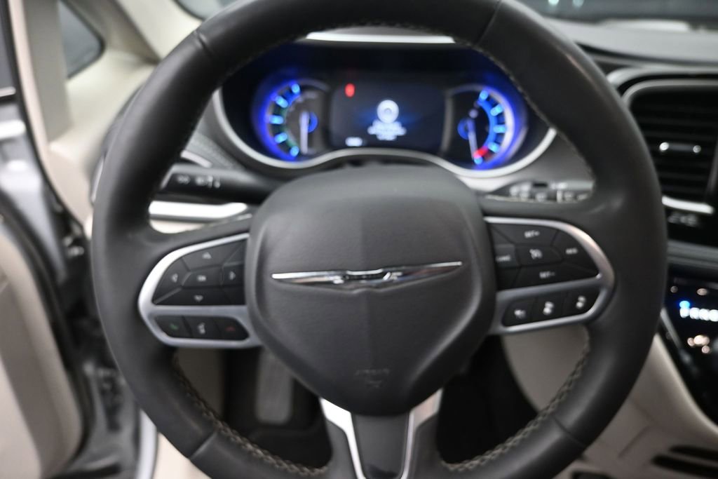 Used 2023 Chrysler Pacifica Touring-L FWD image 14