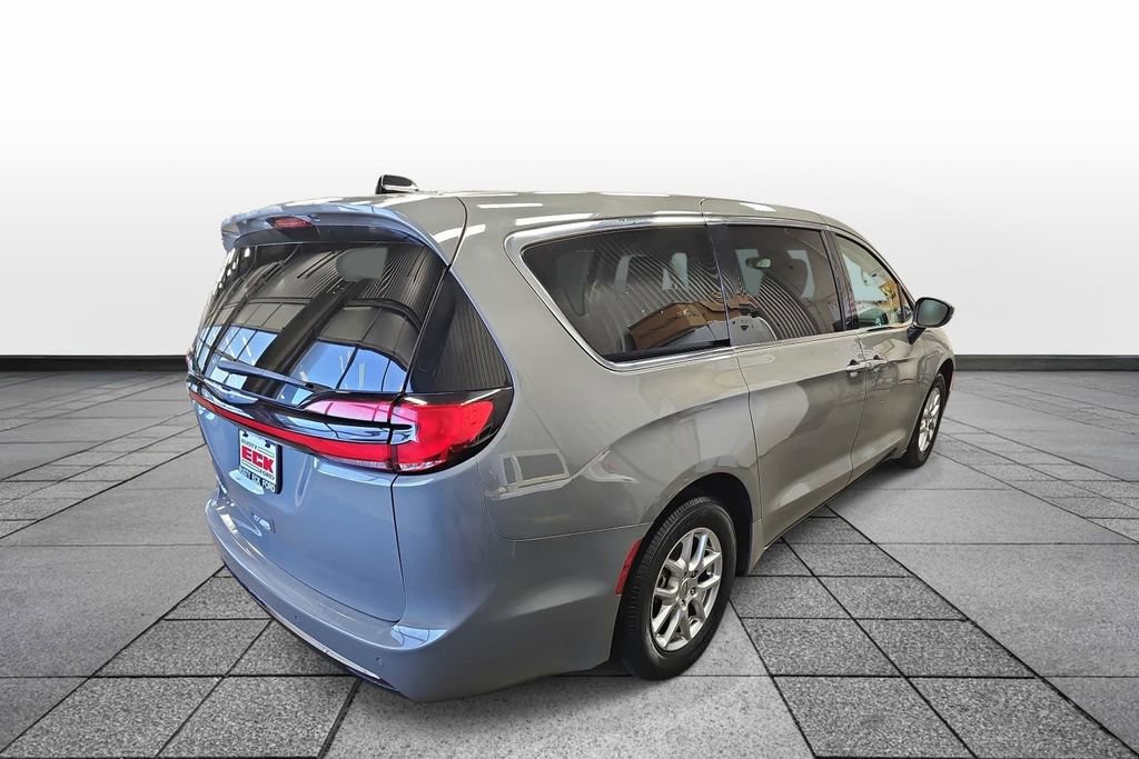 Used 2023 Chrysler Pacifica Touring-L FWD image 4