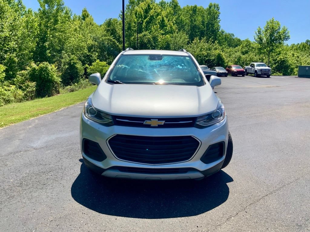 Used 2020 Chevrolet Trax LT w/ Sun & Sound Package FWD image 3