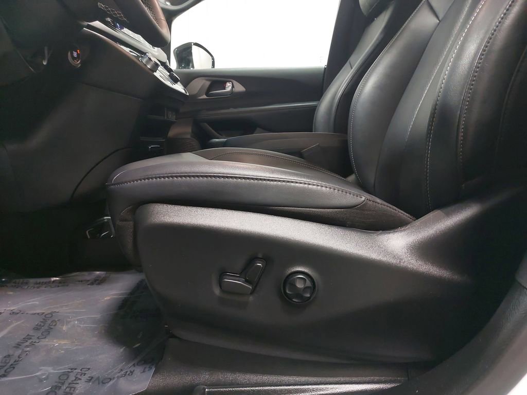 Used 2025 Chrysler Pacifica Select image 31