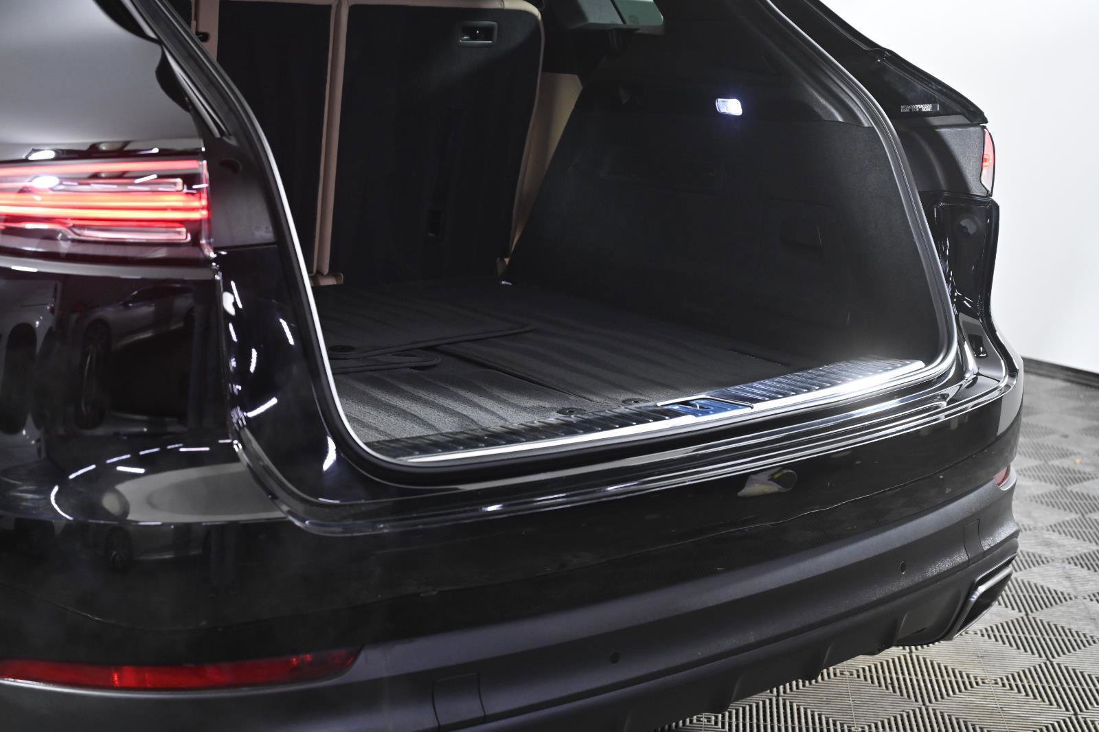 Used 2023 Porsche Cayenne image 32