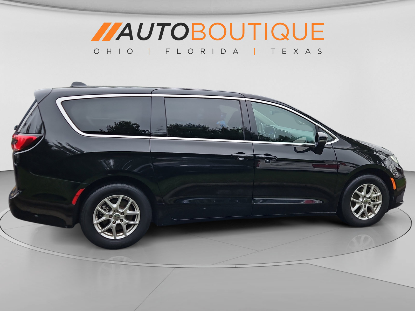 Used 2024 Chrysler Pacifica Touring-L FWD image 6