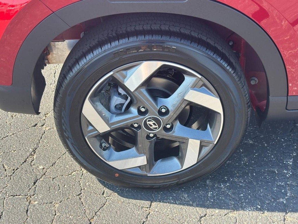 Used 2025 Hyundai Venue Limited image 4