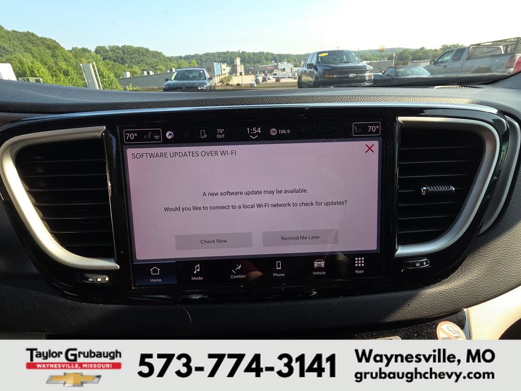 Used 2023 Chrysler Pacifica Touring-L FWD image 10