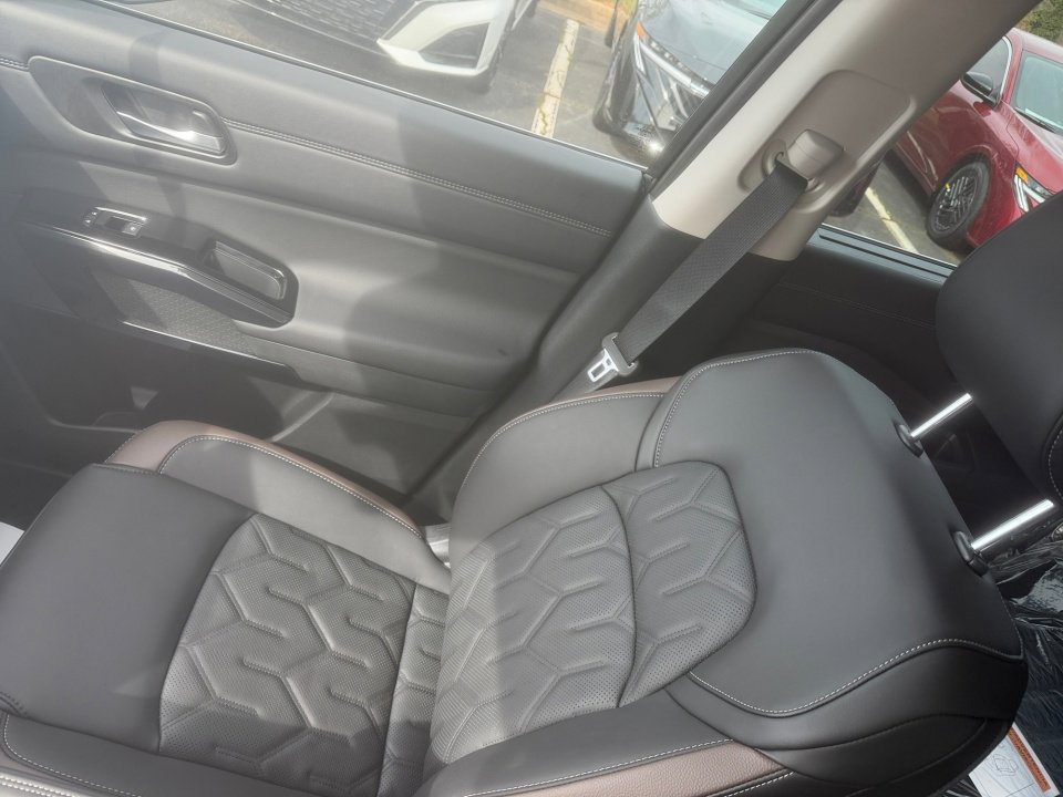 New 2026 Nissan Pathfinder Platinum image 28
