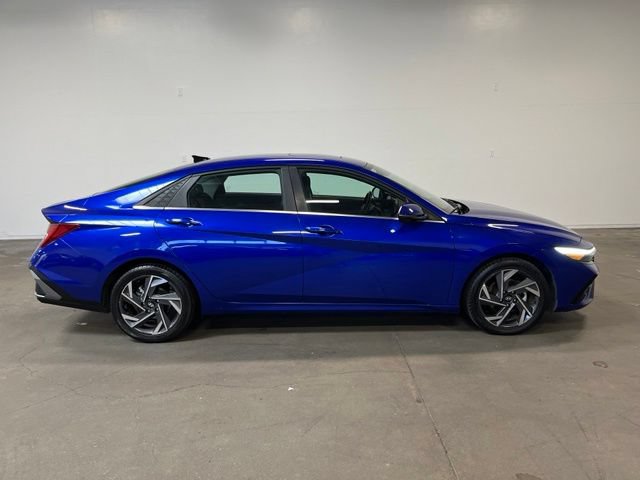 Used 2024 Hyundai Elantra Limited FWD image 2