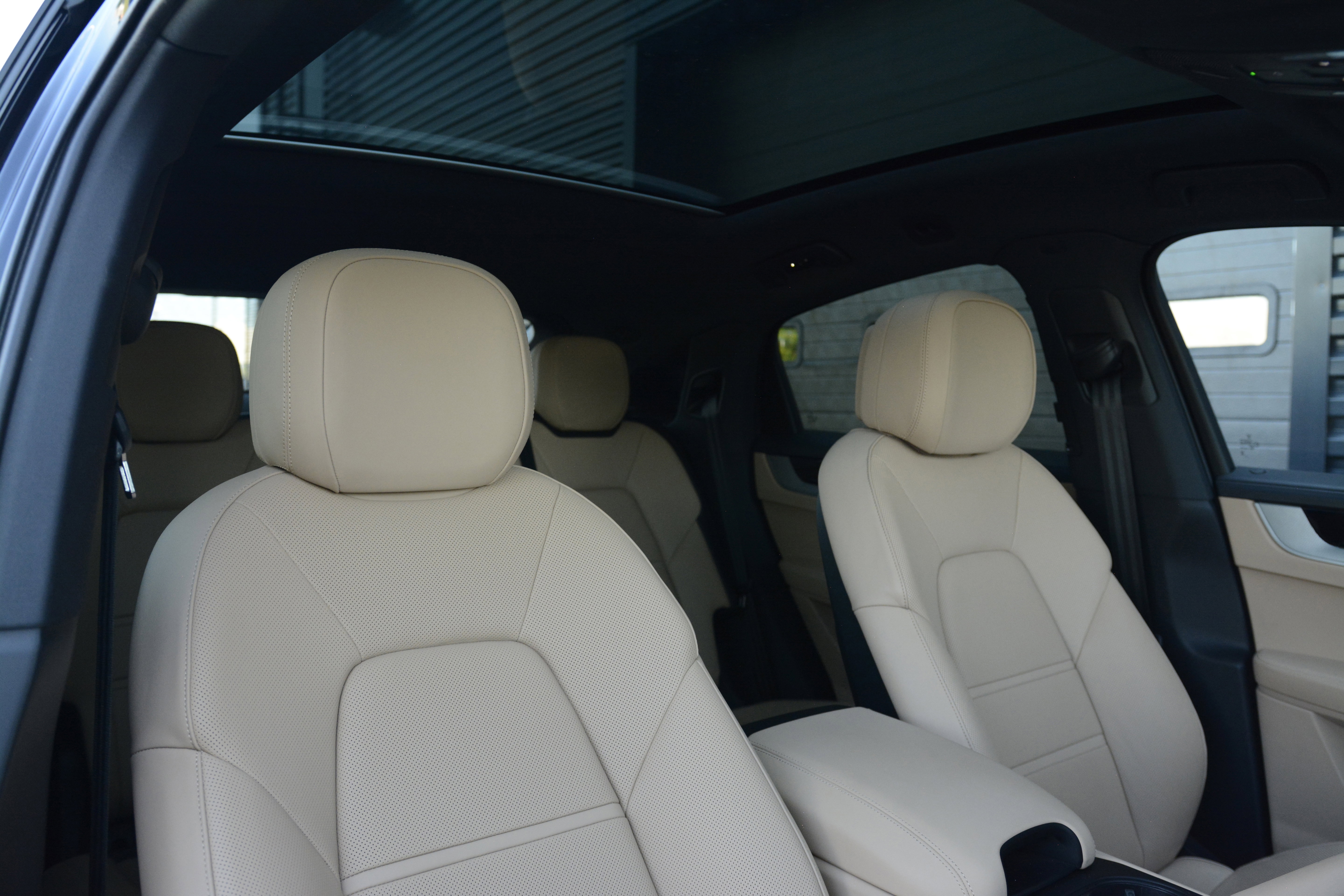 Certified 2025 Porsche Cayenne E-Hybrid Coupe AWD/4WD image 26