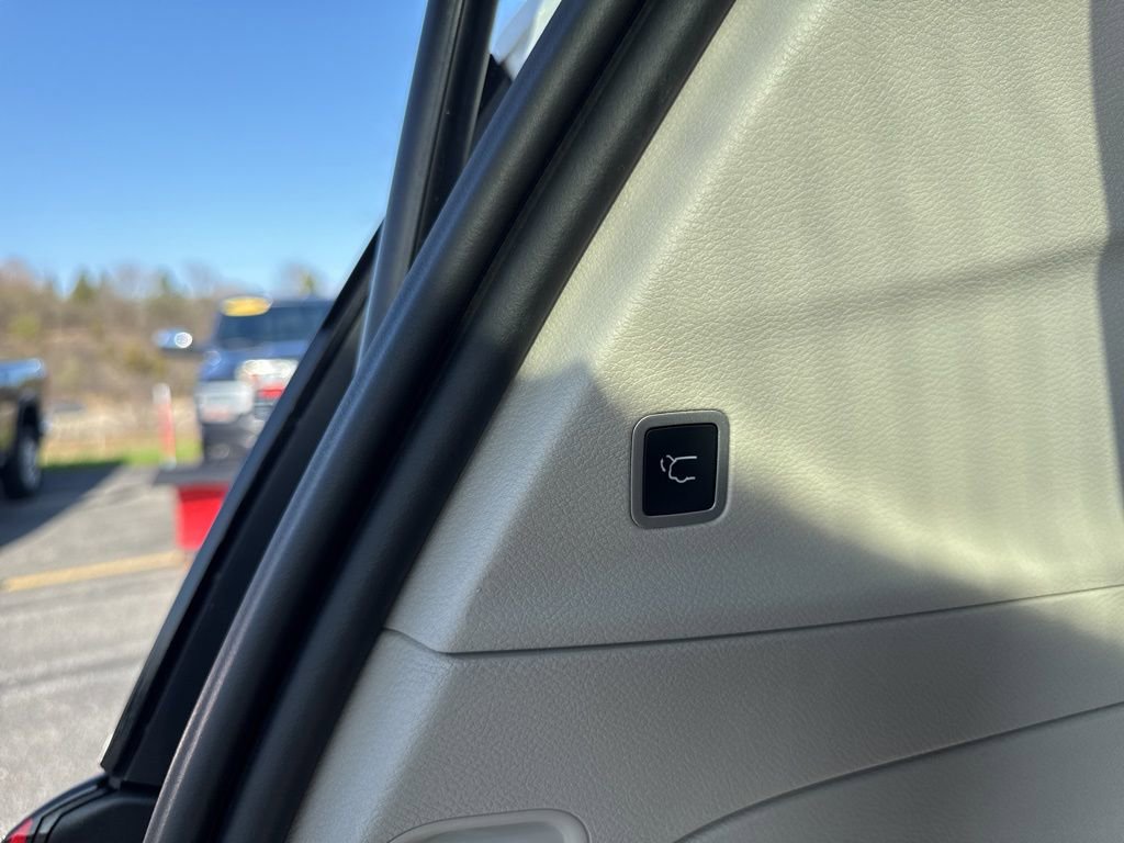 Used 2023 Chrysler Voyager LX image 8