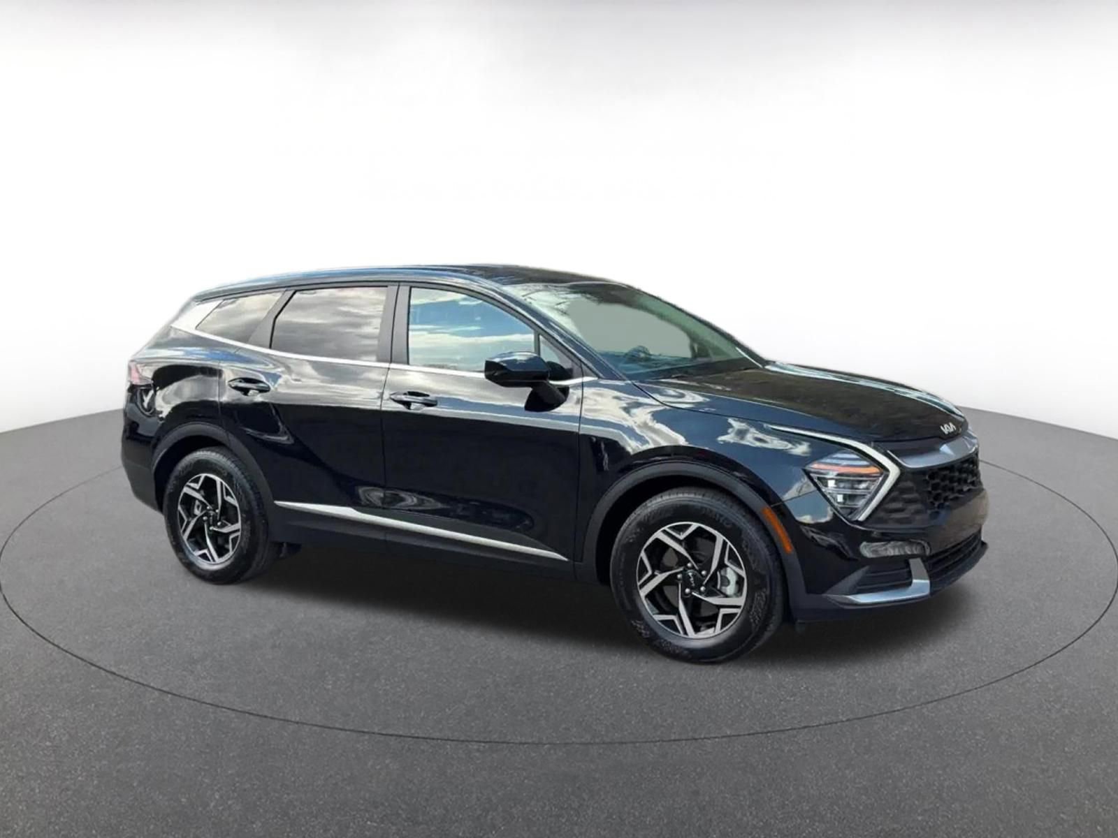 Used 2025 Kia Sportage LX image 2