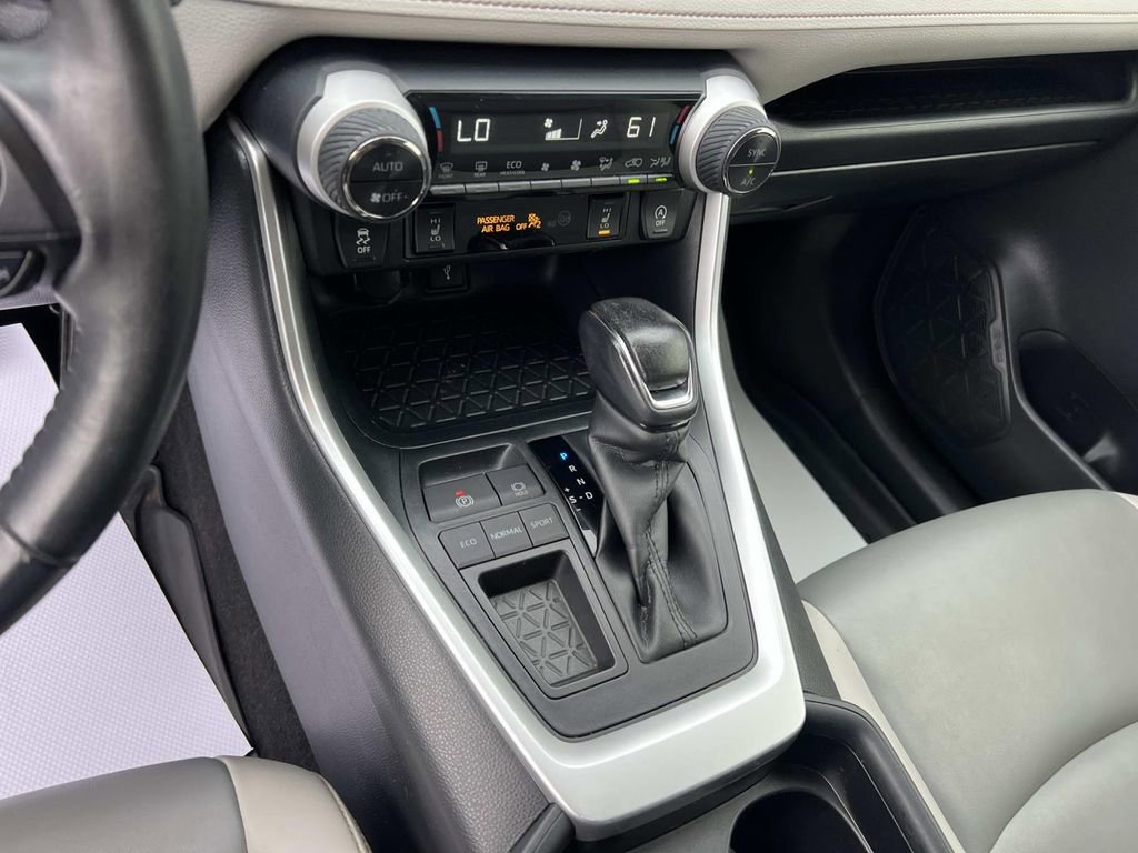Used 2020 Toyota RAV4 XLE Premium image 30