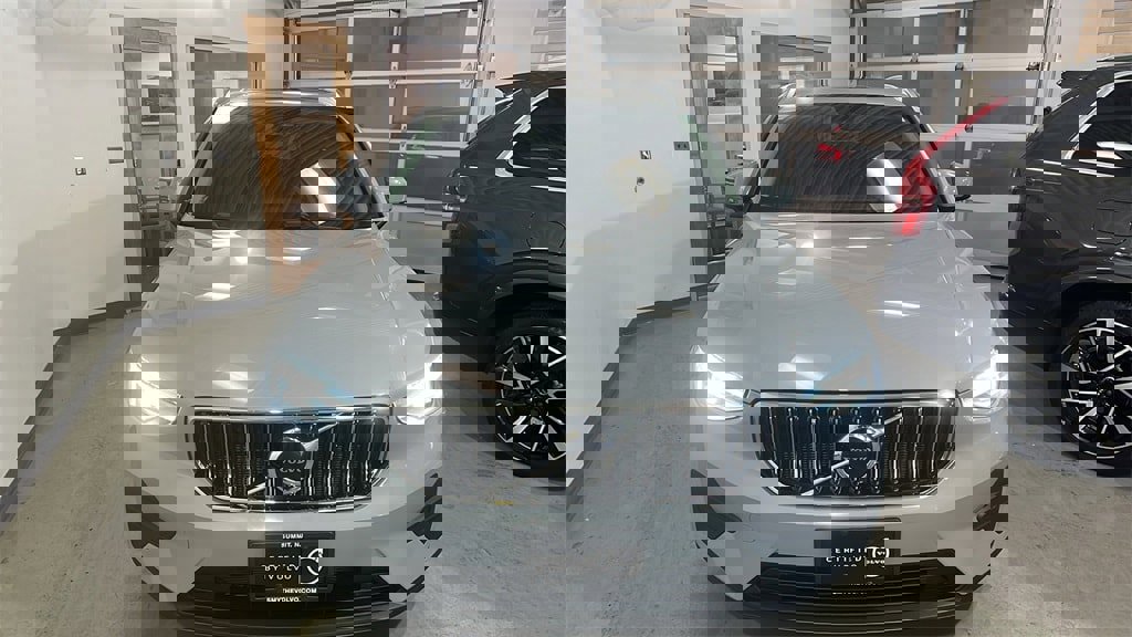 Certified 2025 Volvo XC40 B5 Core image 1