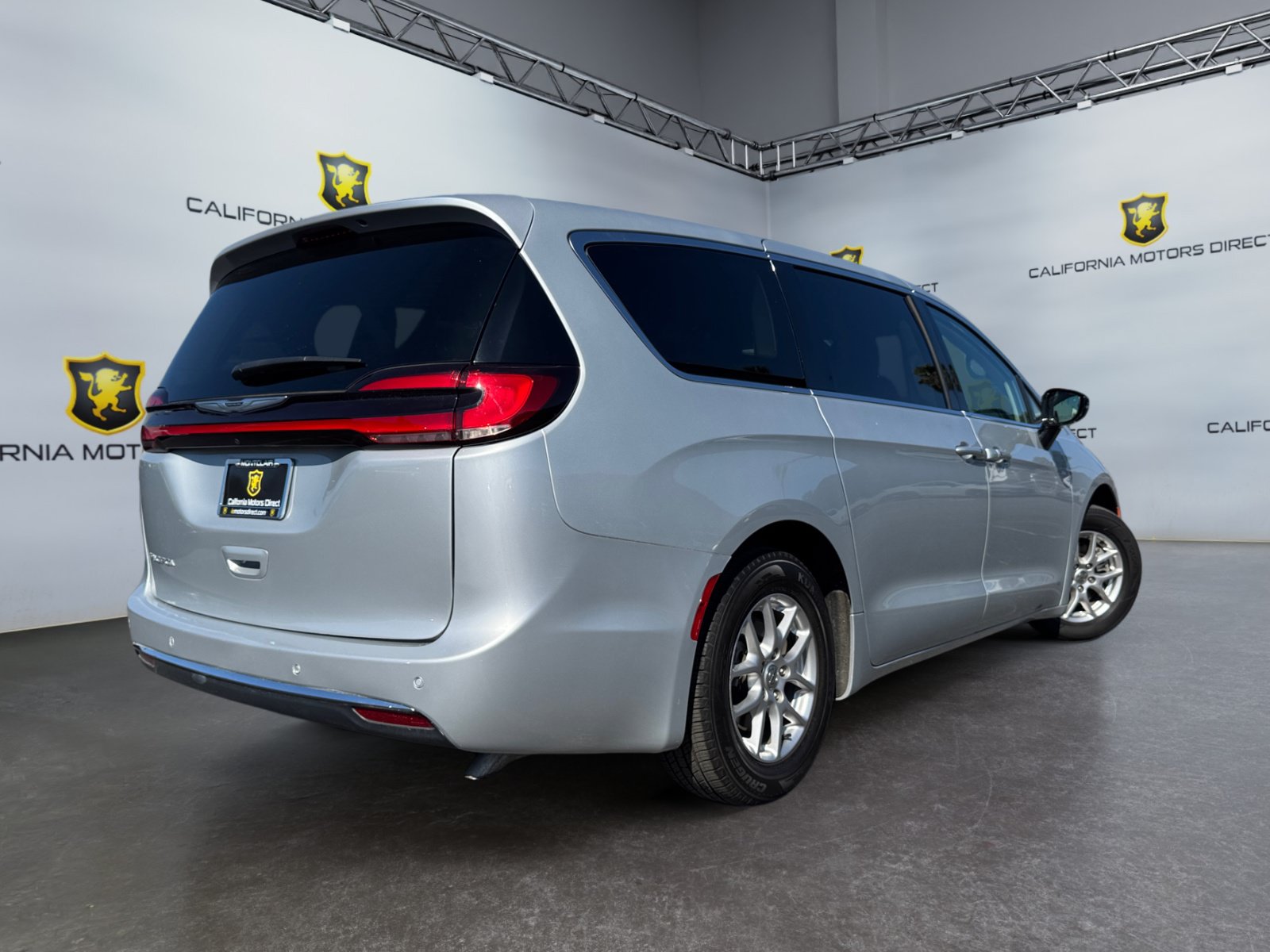 Used 2024 Chrysler Pacifica Touring-L FWD image 5