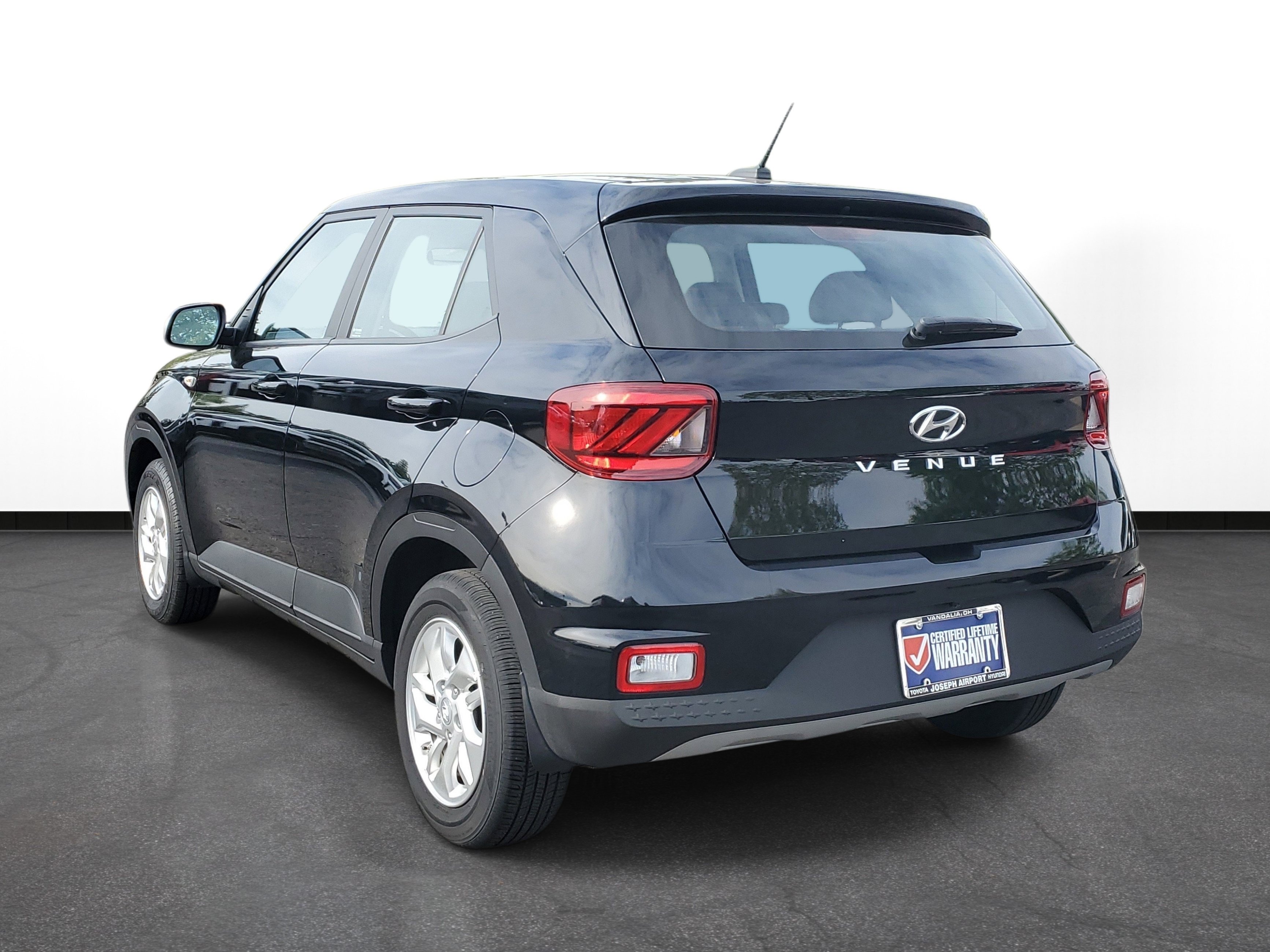 Used 2025 Hyundai Venue SE FWD image 3