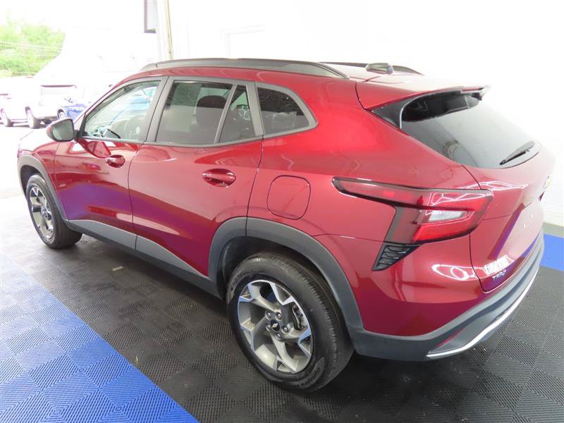 Used 2025 Chevrolet Trax LT w/ LT Convenience Package FWD image 10