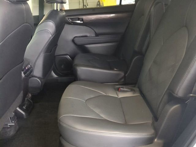 Used 2024 Toyota Highlander Platinum image 14