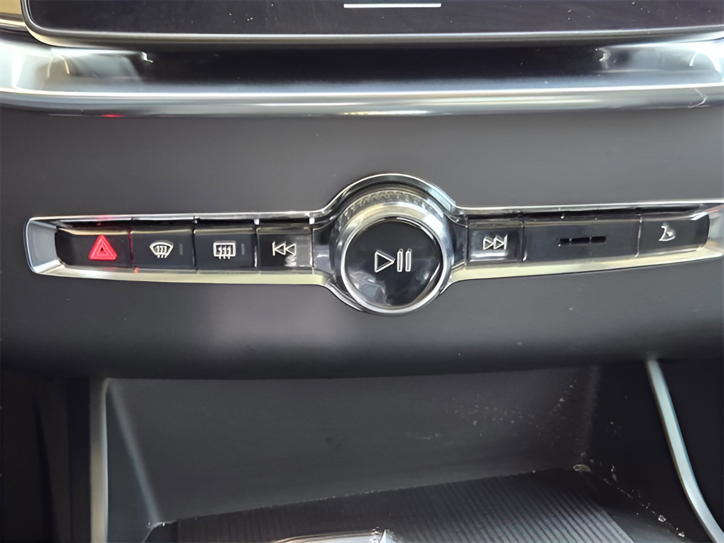 Used 2025 Volvo XC90 B6 Core w/ Protection Package image 16