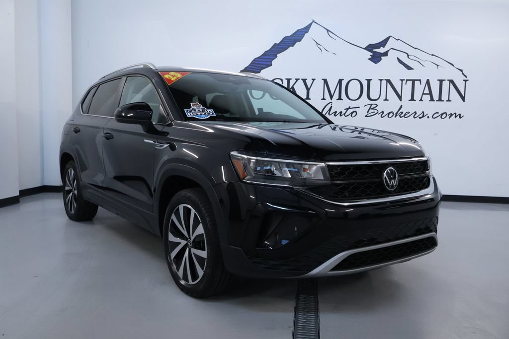 Used 2023 Volkswagen Taos SE w/ Panoramic Sunroof Package