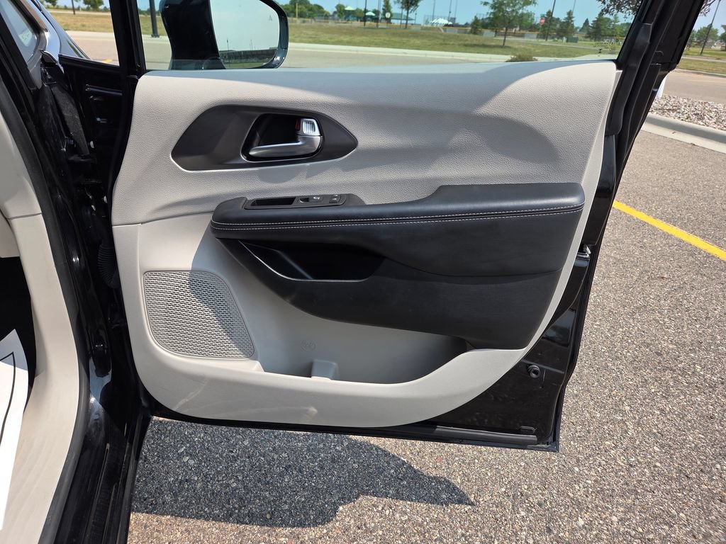 Used 2024 Chrysler Pacifica Touring-L FWD image 38
