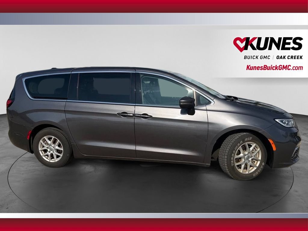 Used 2023 Chrysler Pacifica Touring-L FWD image 5