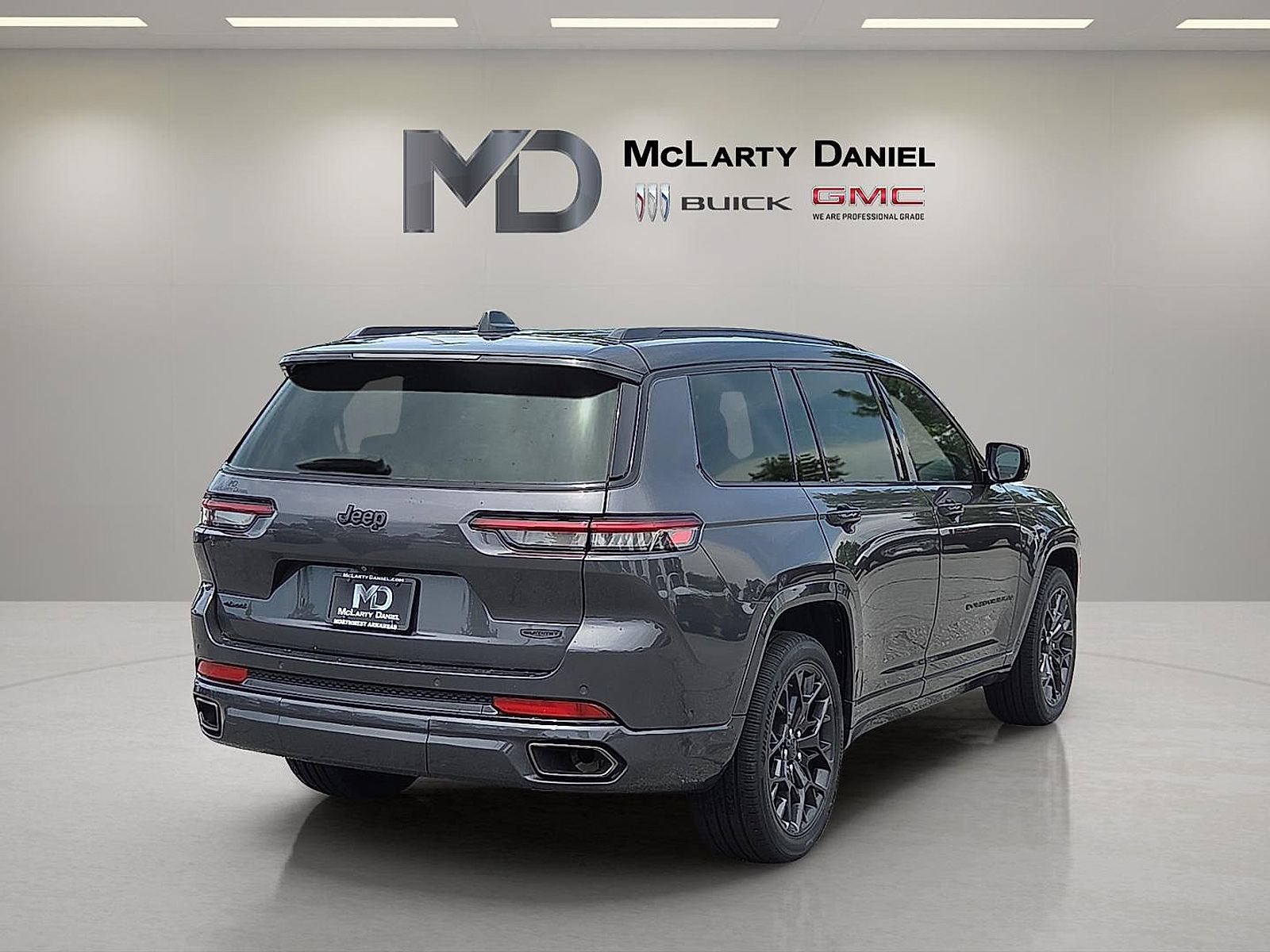 Used 2024 Jeep Grand Cherokee L Summit w/ High Altitude Package AWD/4WD image 14