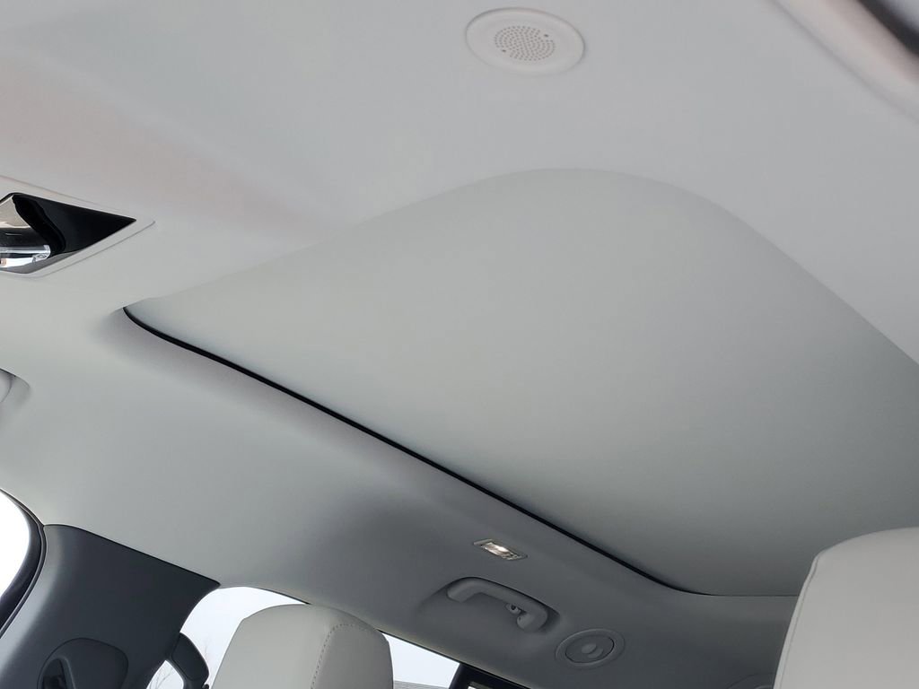 New 2026 Land Rover Defender 130 X-Dynamic SE image 8