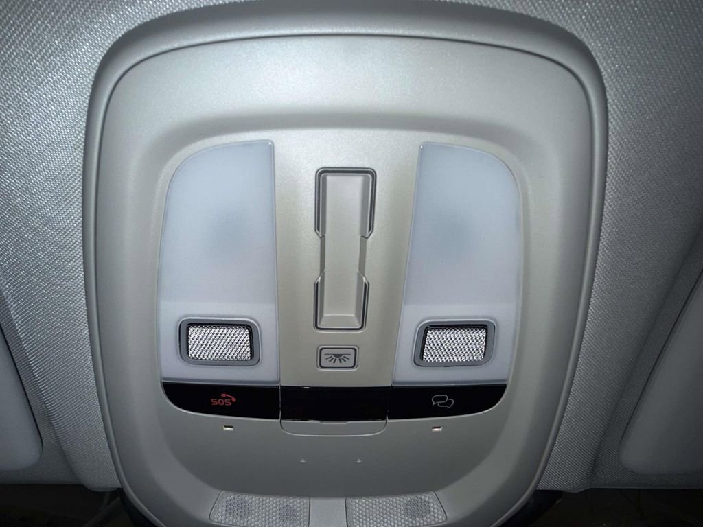 Used 2025 Volvo XC60 B5 Plus image 26