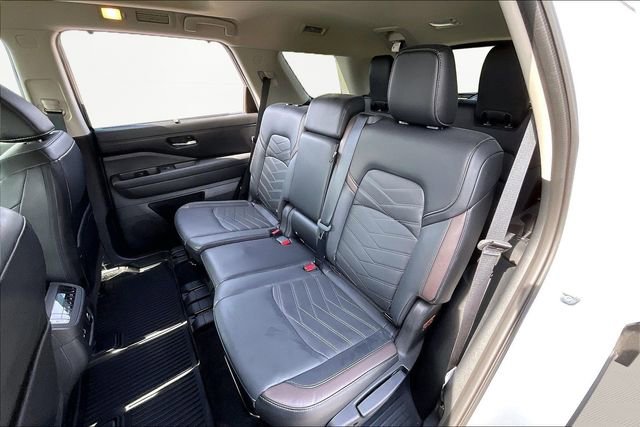 Used 2024 Nissan Pathfinder Platinum w/ Cargo Package image 16