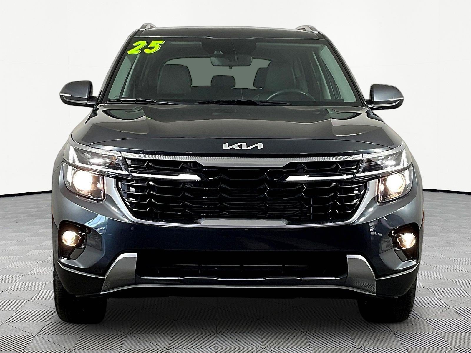 Used 2025 Kia Seltos EX AWD/4WD image 2