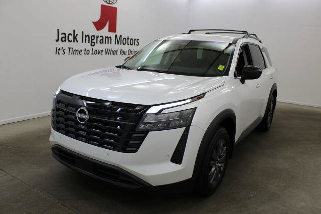 Certified 2026 Nissan Pathfinder SV FWD image 2