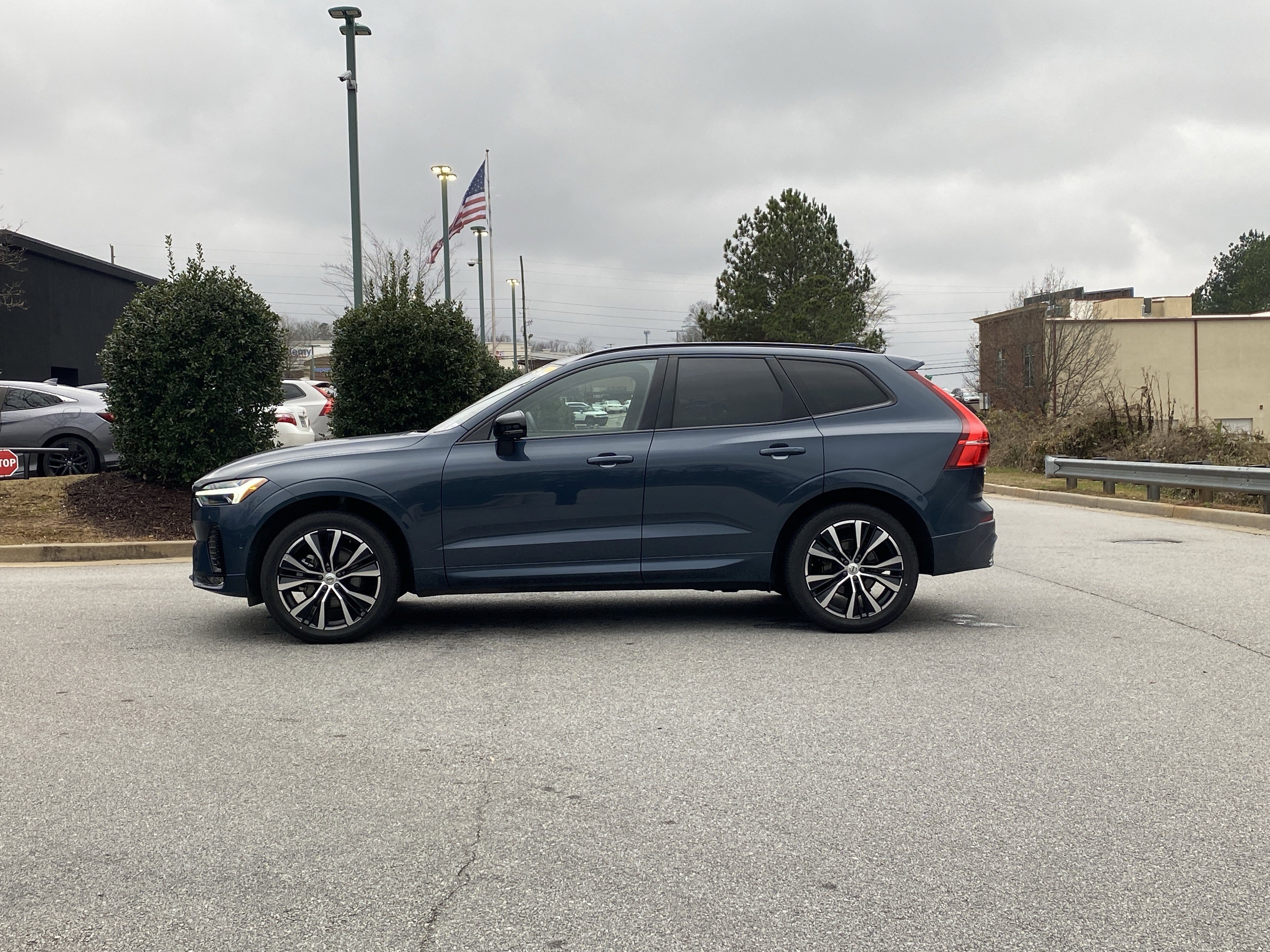 Used 2025 Volvo XC60 B5 Plus image 14