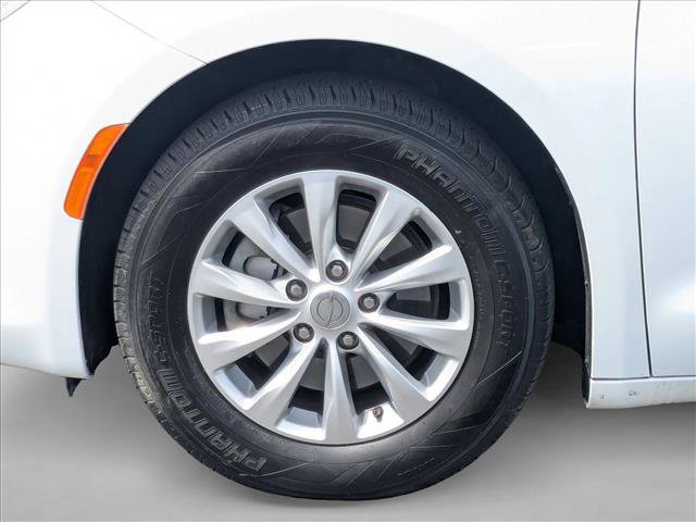 Used 2018 Chrysler Pacifica Touring-L FWD image 24