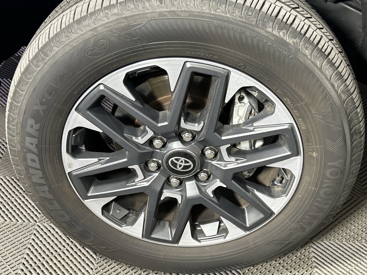 Used 2025 Toyota Tundra Limited AWD/4WD image 10