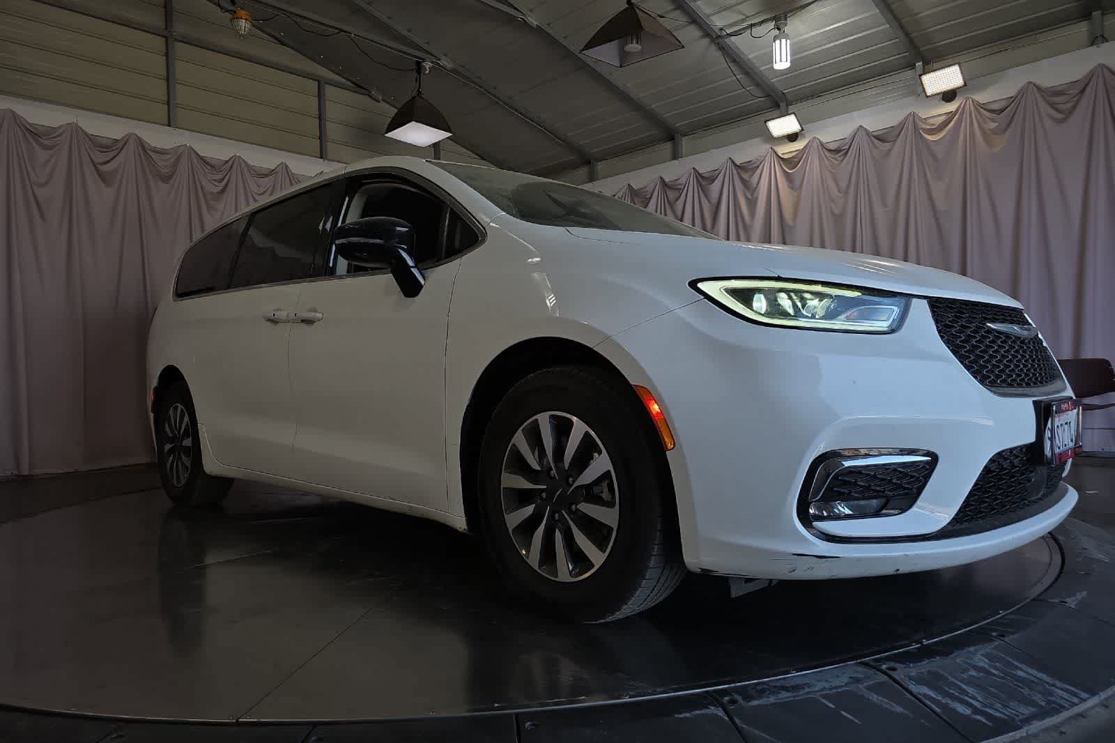 Used 2024 Chrysler Pacifica Limited FWD image 10