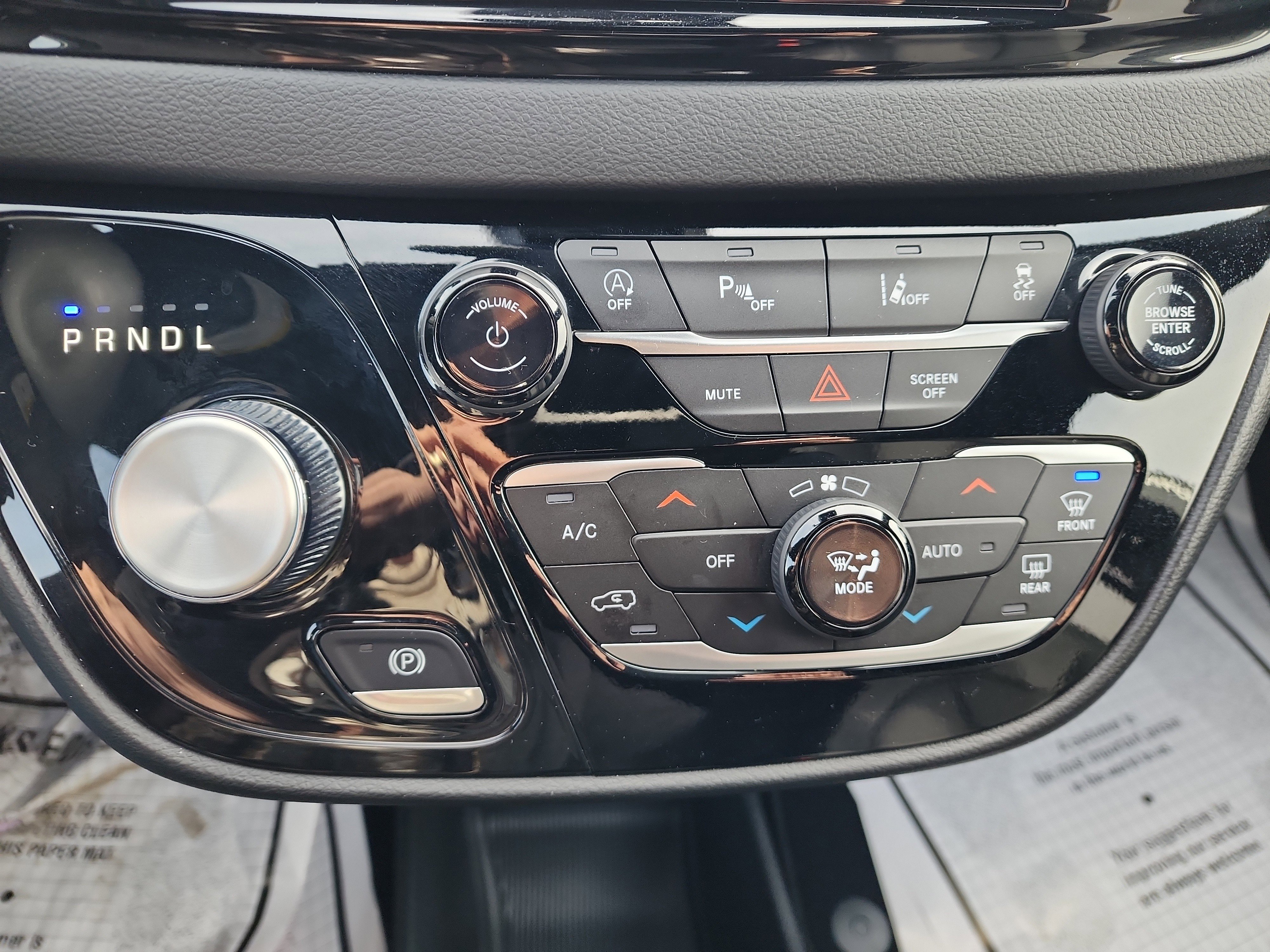 Used 2025 Chrysler Voyager LX image 16