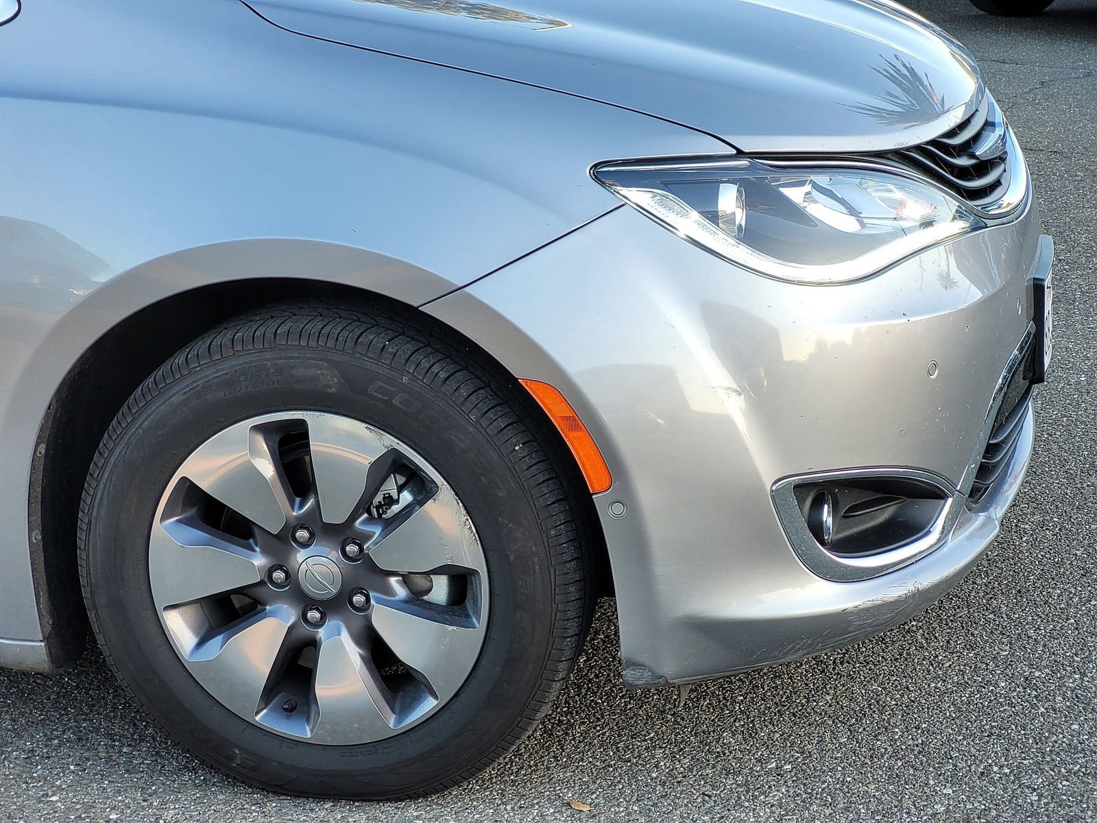 Used 2018 Chrysler Pacifica Limited w/ Advanced Safetytec Group image 3