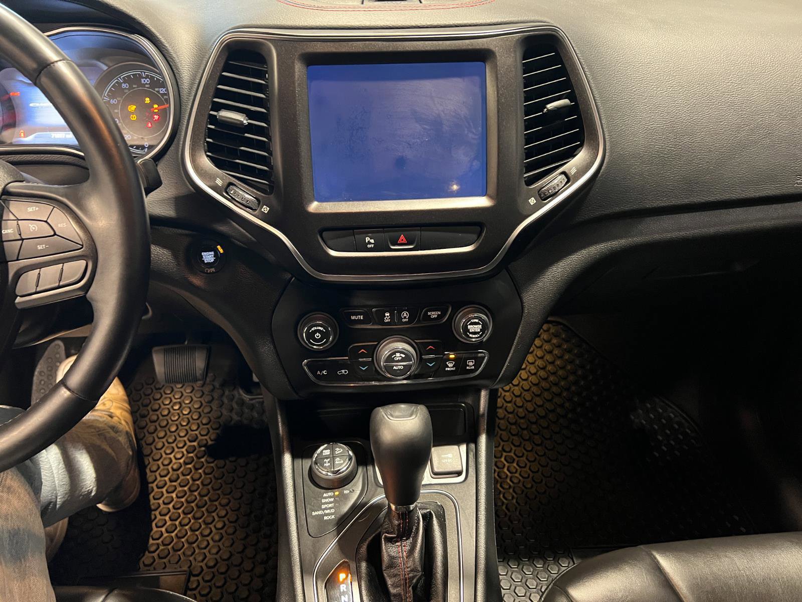 Used 2019 Jeep Cherokee Trailhawk w/ Cold Weather Group image 16