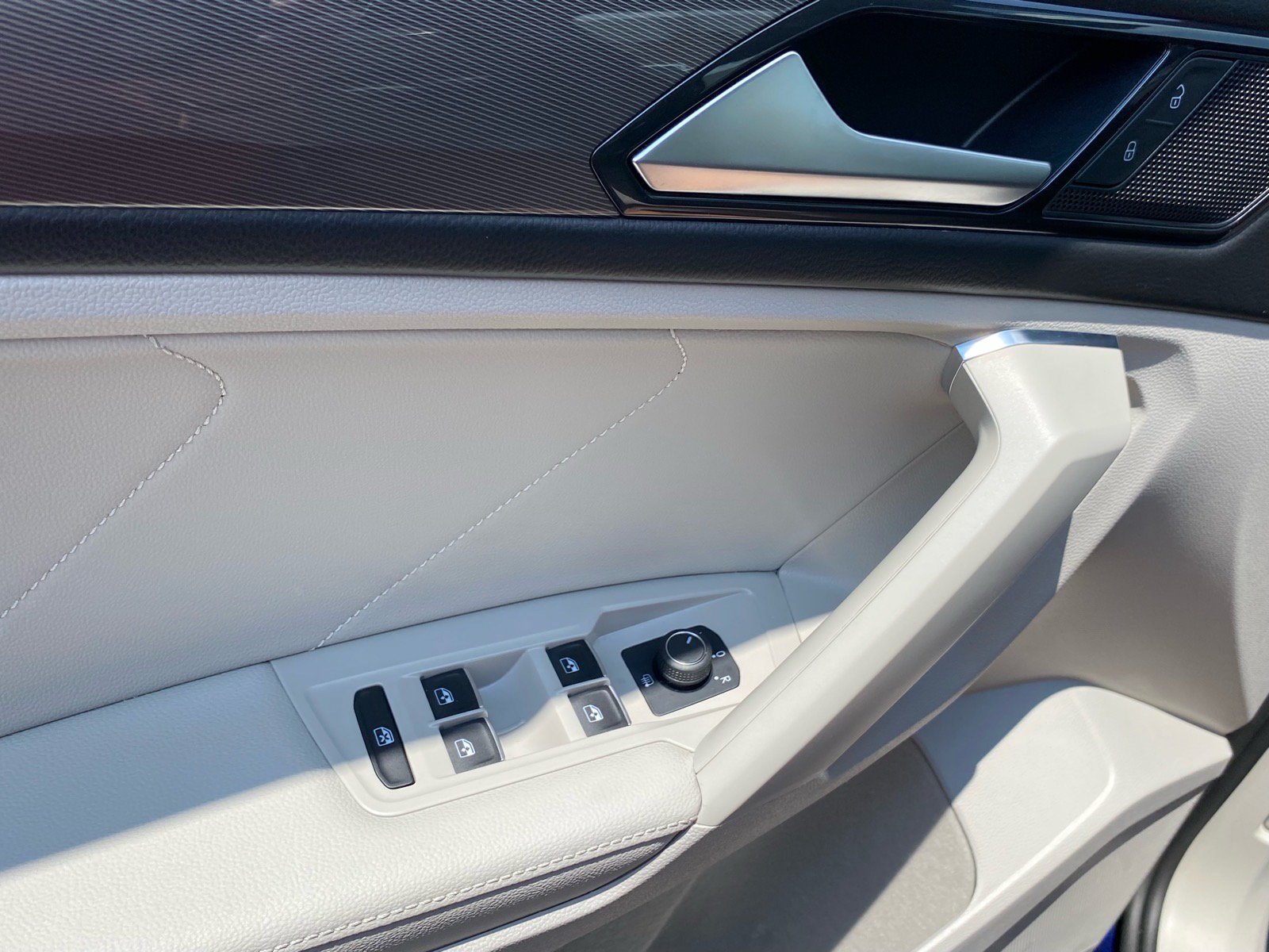 Certified 2023 Volkswagen Tiguan SE FWD image 18