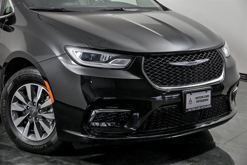 Used 2023 Chrysler Pacifica Touring-L FWD image 2