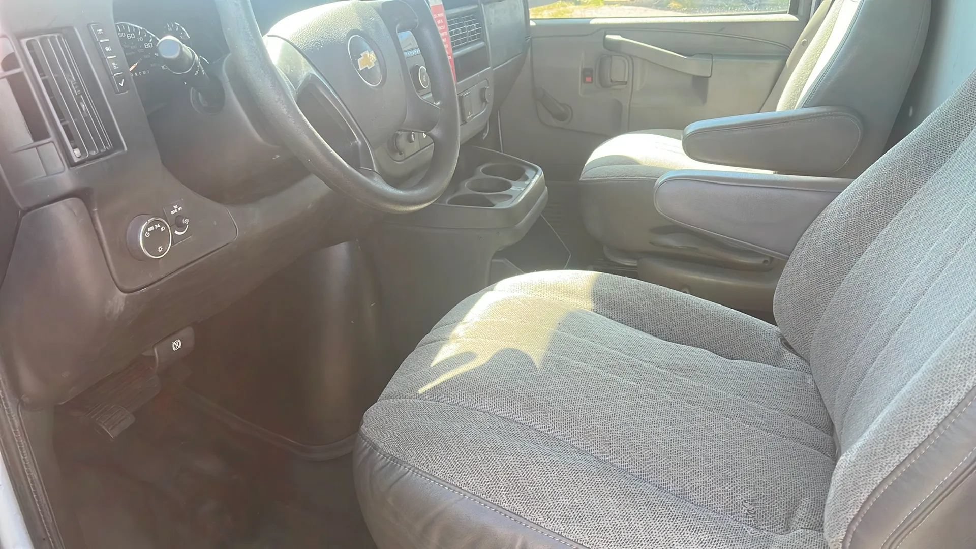 Used 2016 Chevrolet Express 3500 RWD image 7