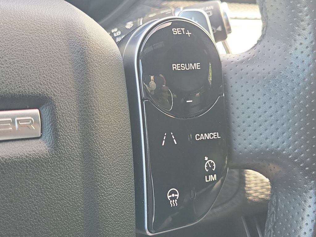 Used 2018 Land Rover Range Rover Velar R-Dynamic SE AWD/4WD image 30