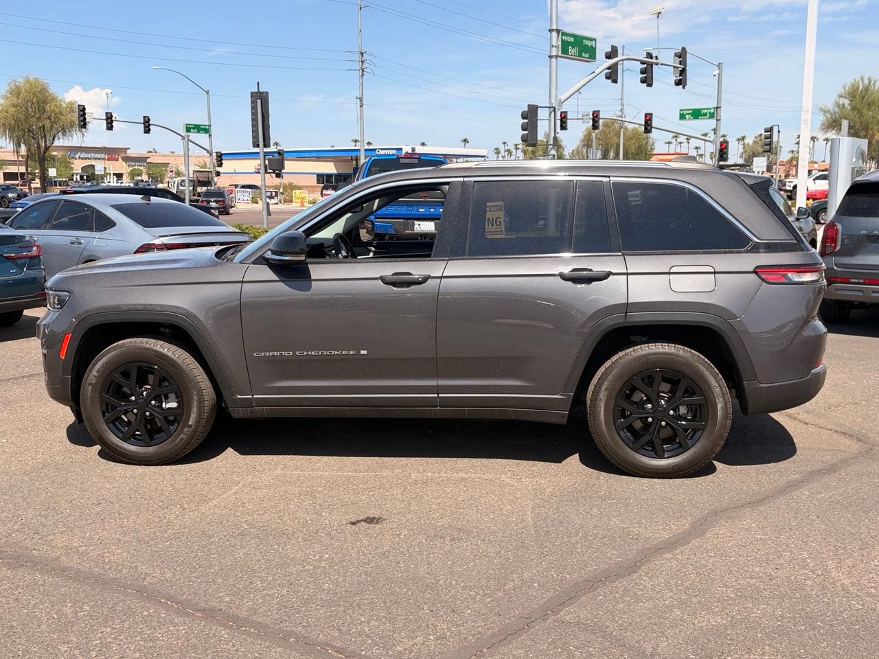 Used 2023 Jeep Grand Cherokee Limited AWD/4WD image 3